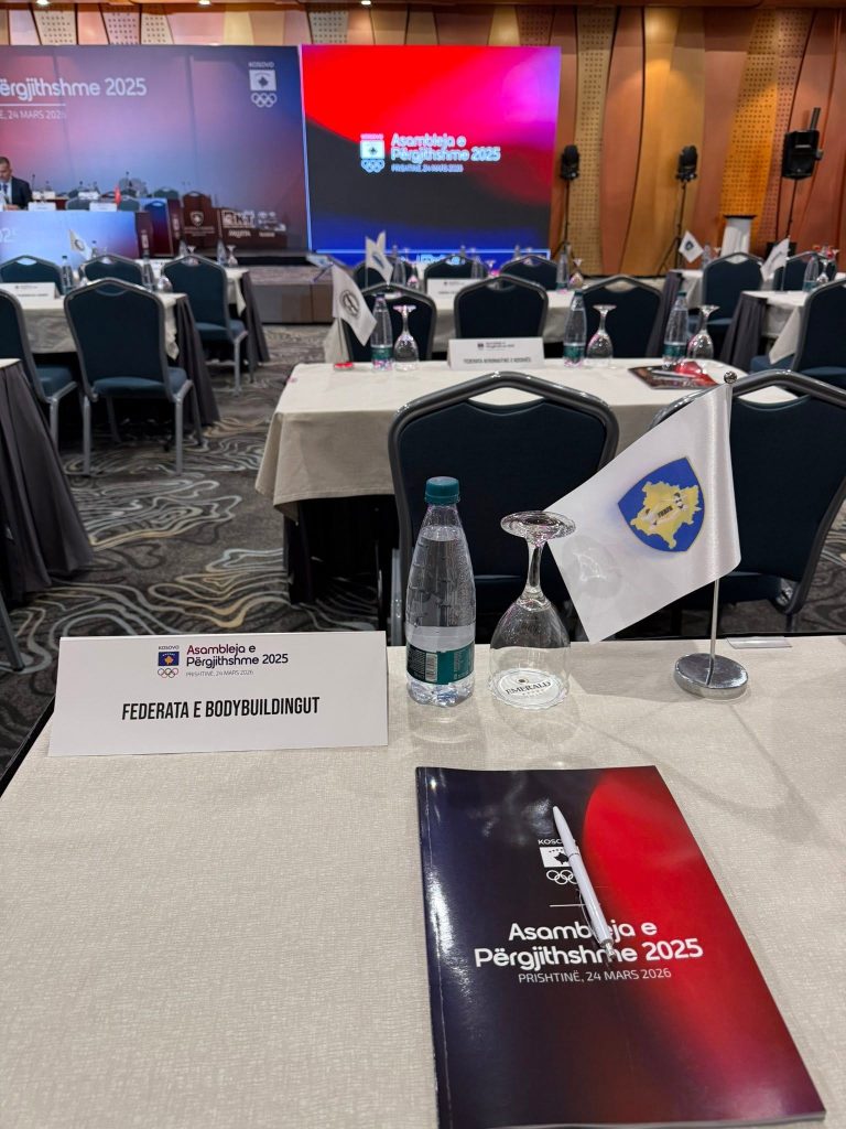Vendi i federatës në tryezën e asamblesë, me flamurin e Kosovës, emërtimin dhe dosjen e asamblesë.