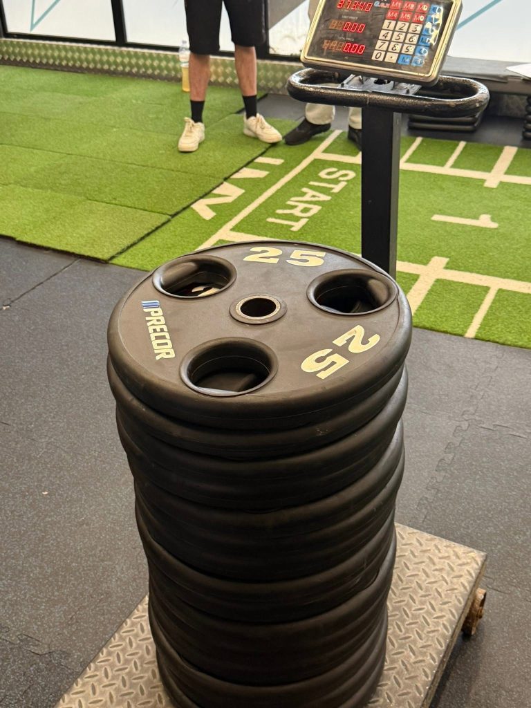 Gomila ploča od 25 kg na vagi, izbliza.