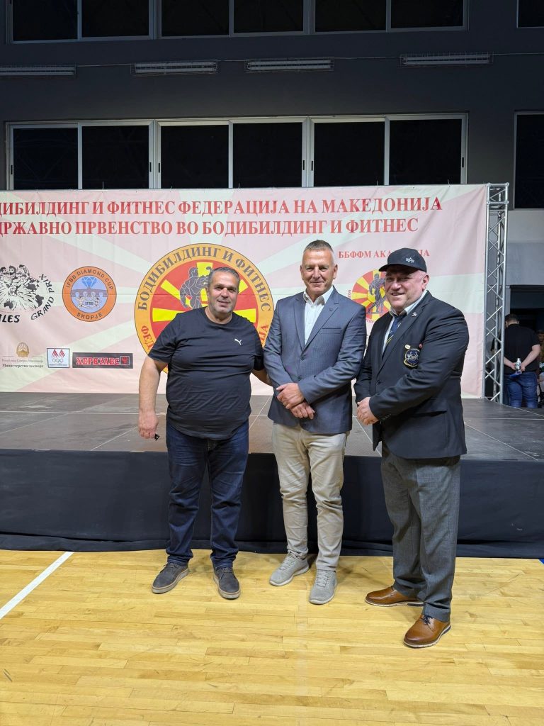 Tri muškarca na sceni u Skoplju, druga poza.
