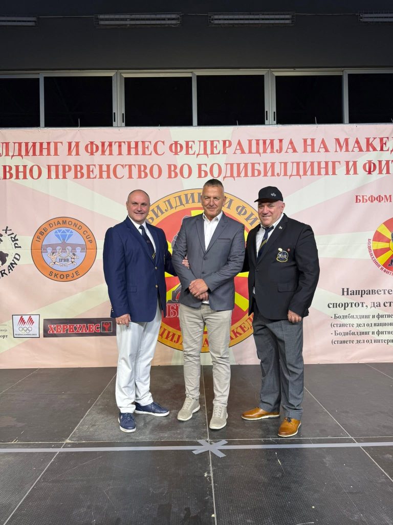 Tri muškarca na sceni u Skoplju.