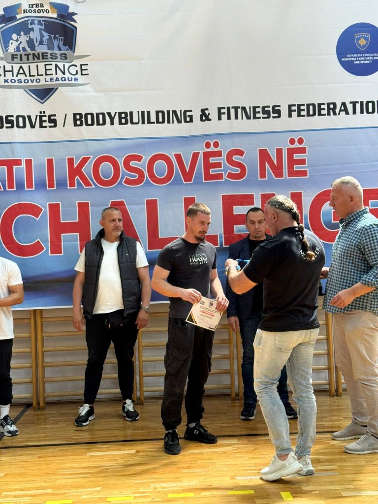 Zvaničnici uručuju diplome takmičarima.