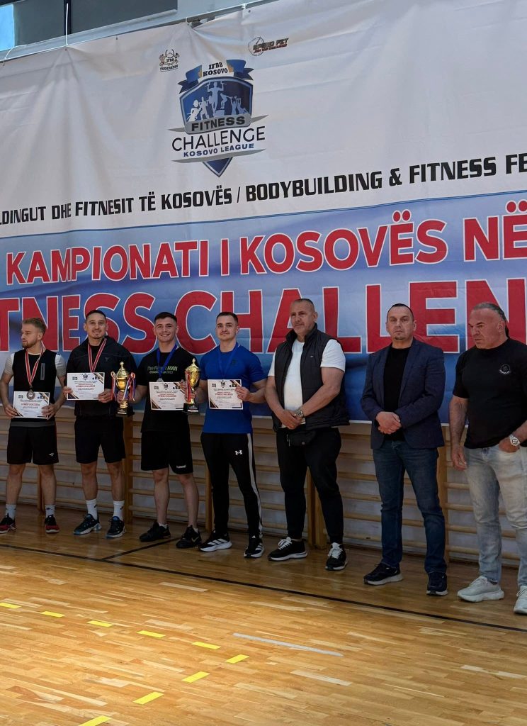 Takmičari i zvaničnici sa diplomama u sportskoj sali.