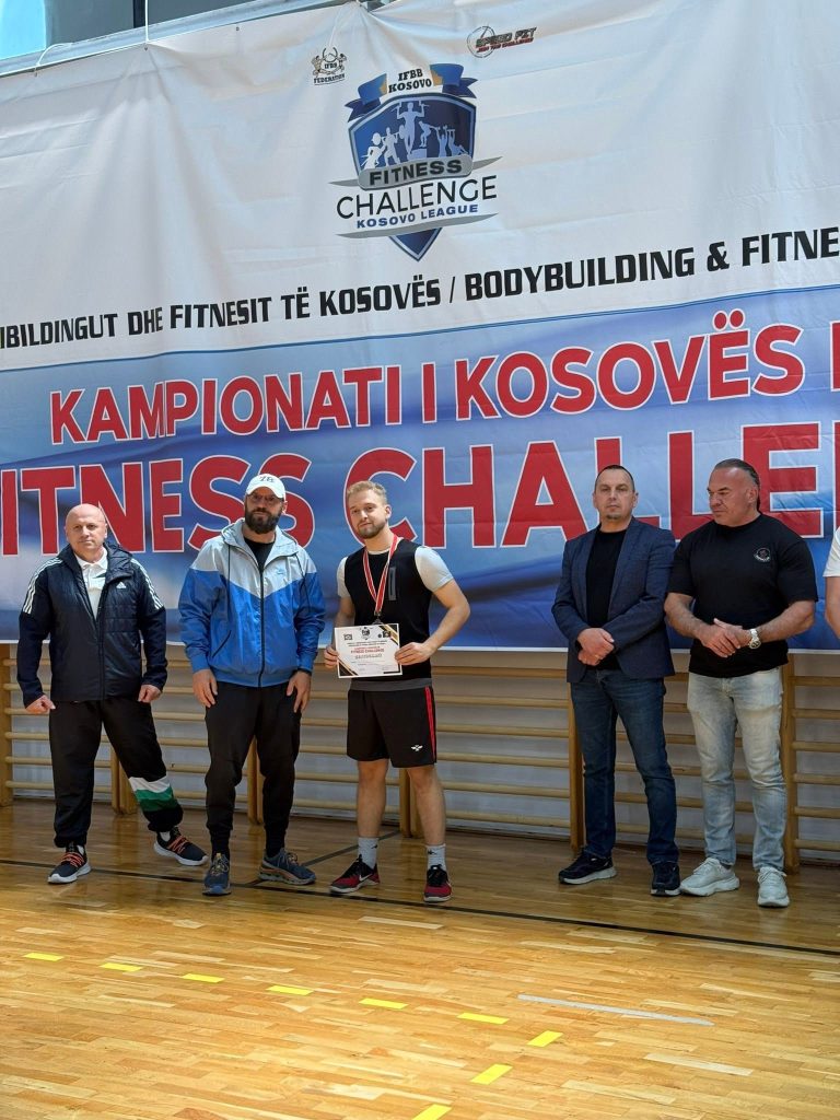 Takmičari sa diplomama i zvaničnici ispred banera prvenstva.