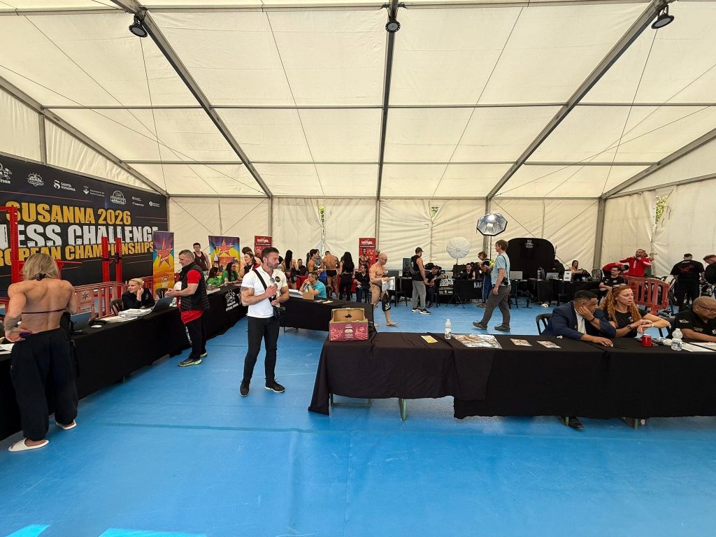 Tenda e Fitness Challenge me tryezat e regjistrimit.
