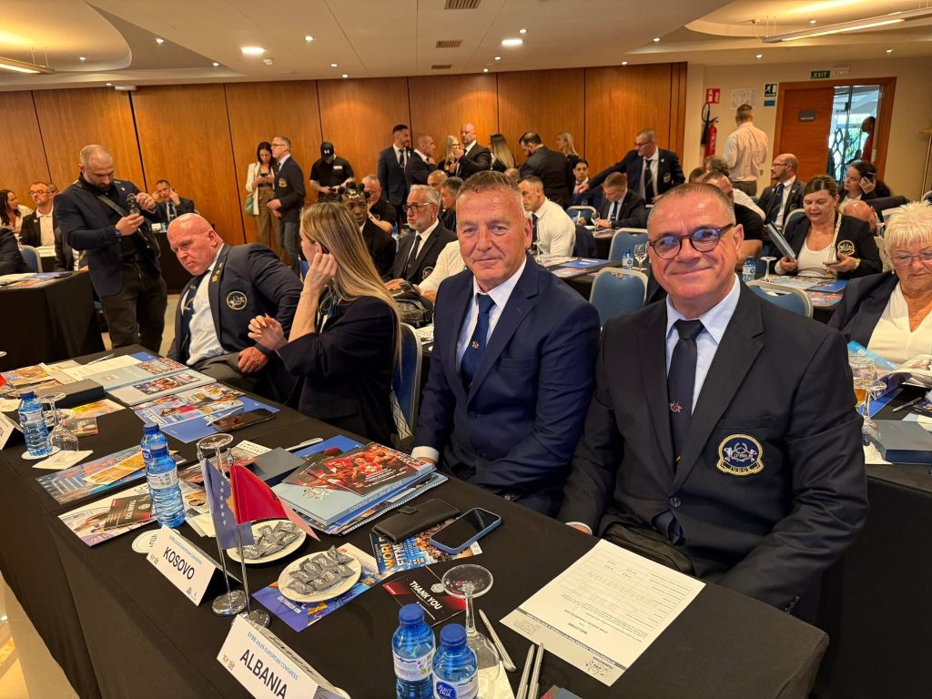 Dva delegata Kosova sede za stolom Kongresa EFBB.