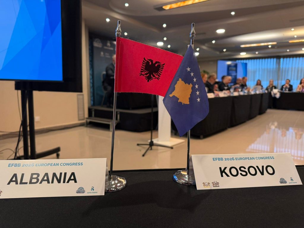 Zastave i natpisi sa nazivima Albanije i Kosova na stolu kongresa.