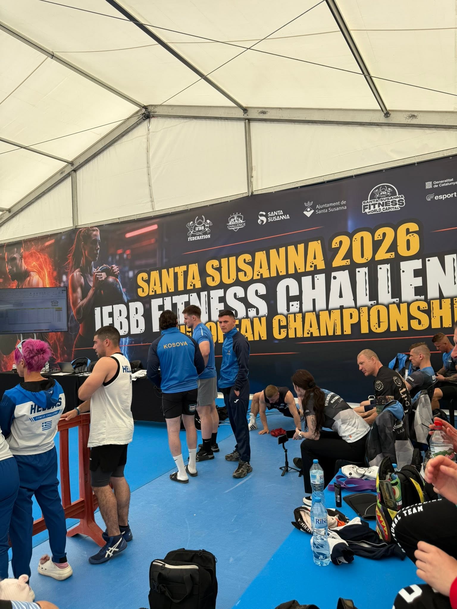 Arena e Fitness Challenge në Santa Susanna 2026, me garues dhe banerin e kampionatit.