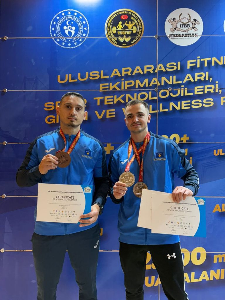 Dy garues të Kosovës me medaljet dhe diplomat e Fitness Challenge në Kampionatin Ballkanik 2026.