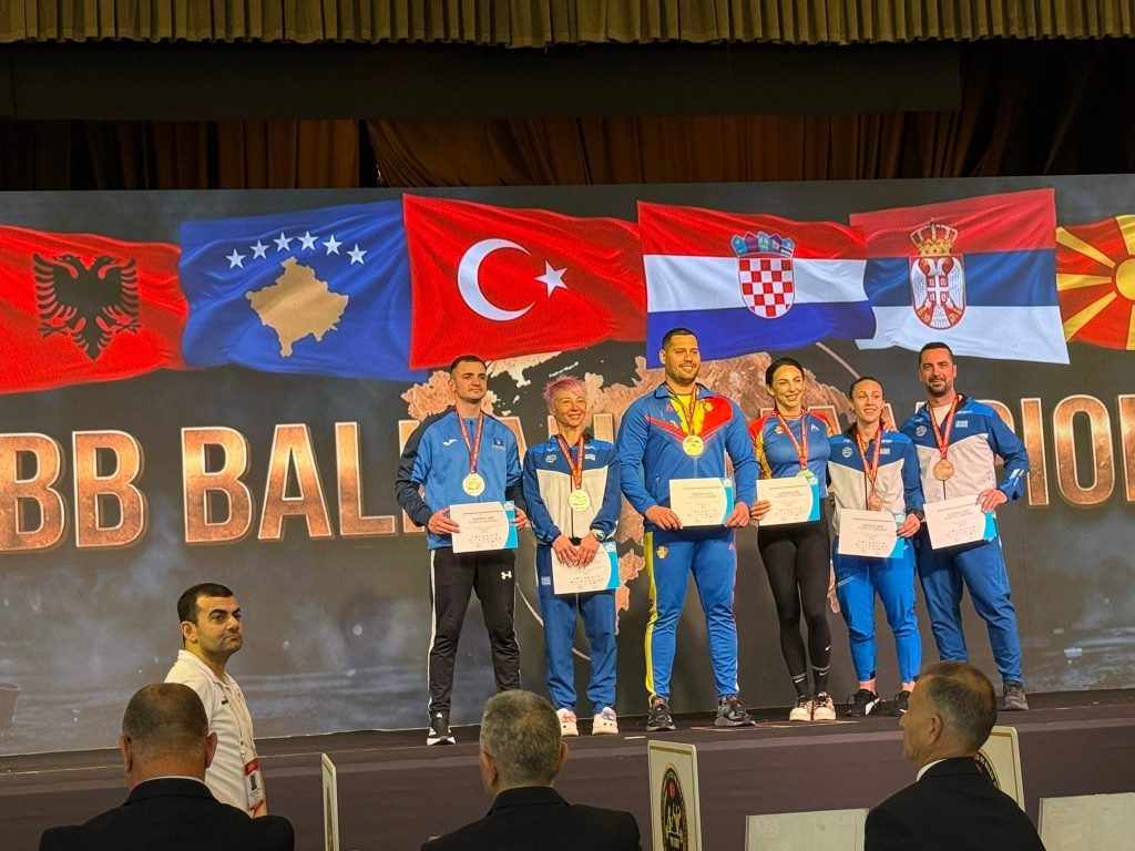 Podiumi i Fitness Challenge në Kampionatin Ballkanik IFBB 2026 në Stamboll, me garues të Kosovës.