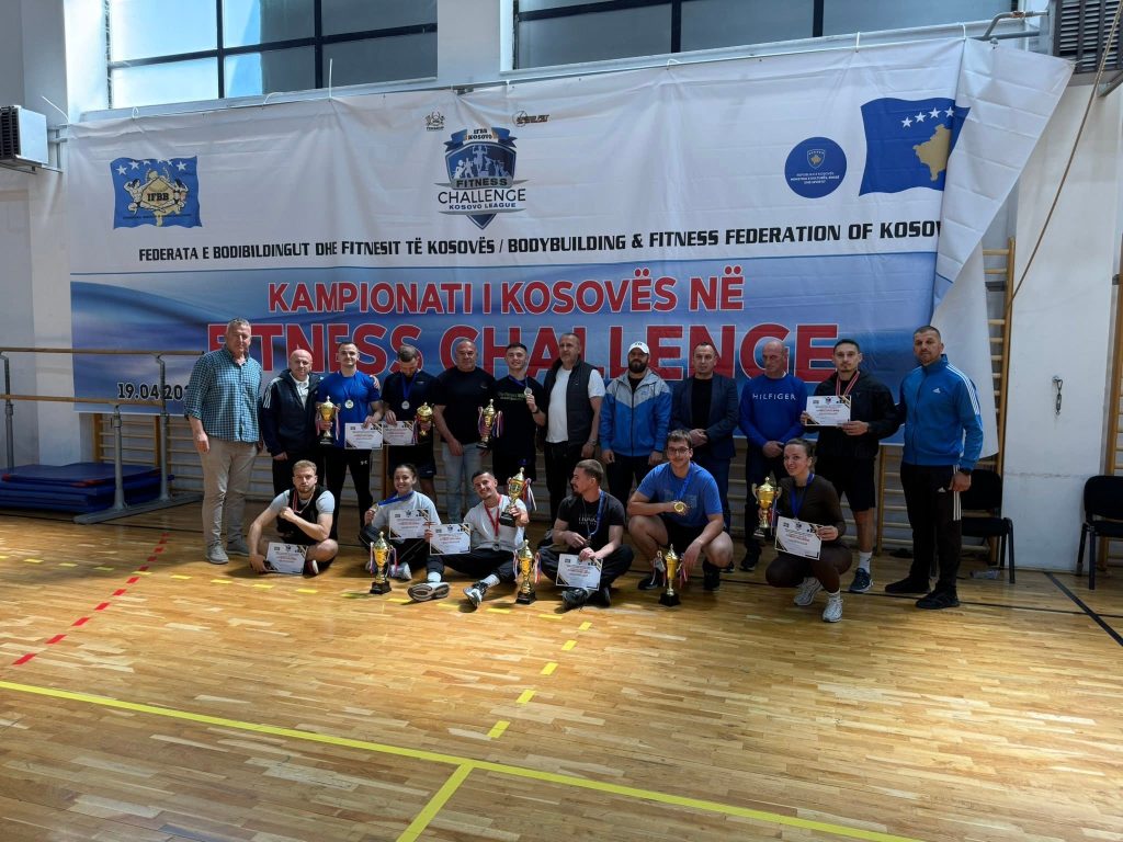 Garuesit dhe organizatorët e Kampionatit të Kosovës në Fitness Challenge 2026, në Kolegjin AAB.