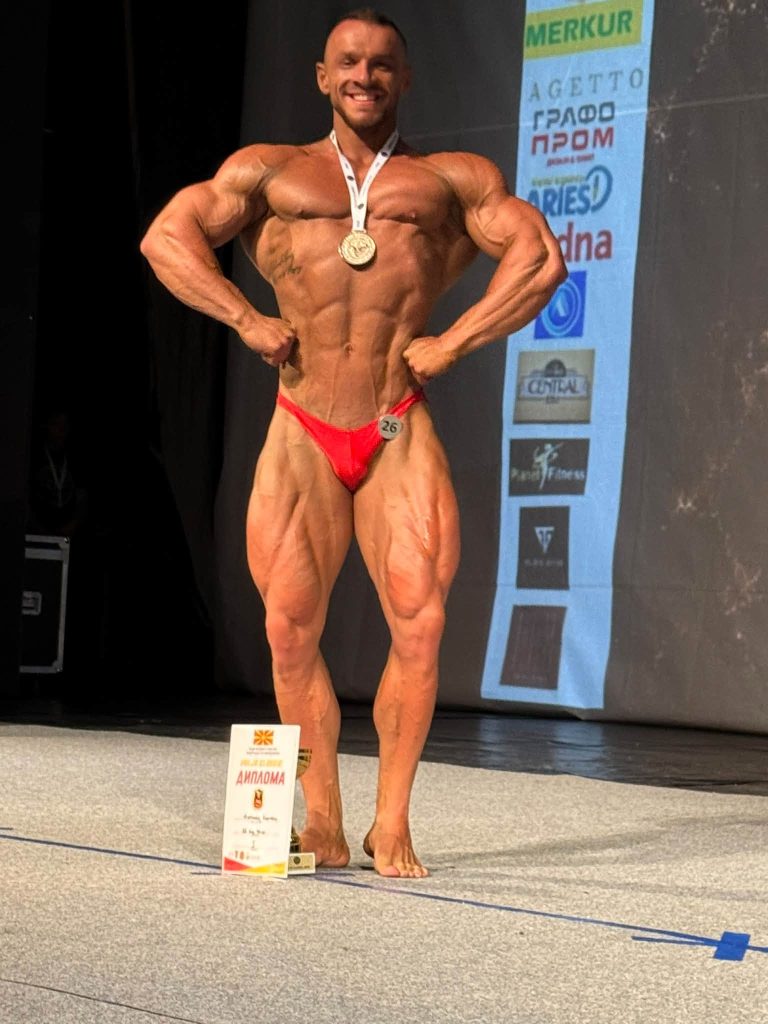 Fatlind Kërqeli with his medal in a front pose.