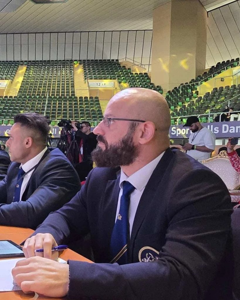 Bajram Musliu (desno) za sudijskim stolom na Svetskom prvenstvu IFBB za muškarce u Saudijskoj Arabiji.